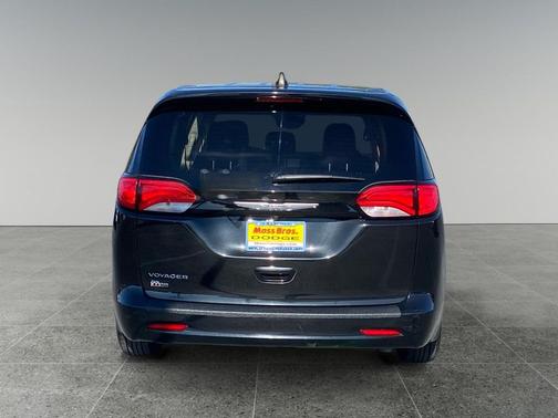 Brilliant Black Crystal Pearlcoat 2023 Chrysler Voyager LX
