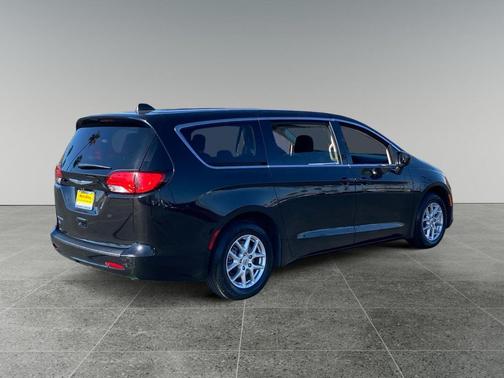 Brilliant Black Crystal Pearlcoat 2023 Chrysler Voyager LX