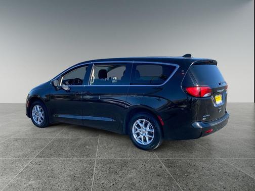 Brilliant Black Crystal Pearlcoat 2023 Chrysler Voyager LX