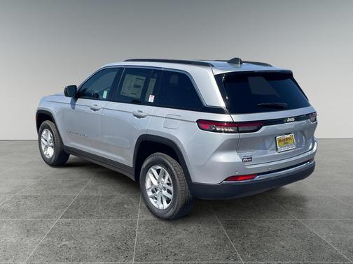 Silver Zynith 2026 Jeep Grand Cherokee Laredo
