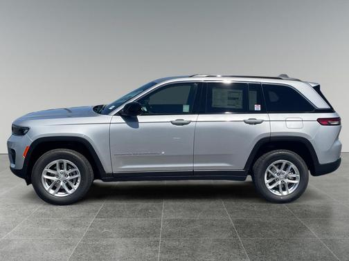 Silver Zynith 2026 Jeep Grand Cherokee Laredo