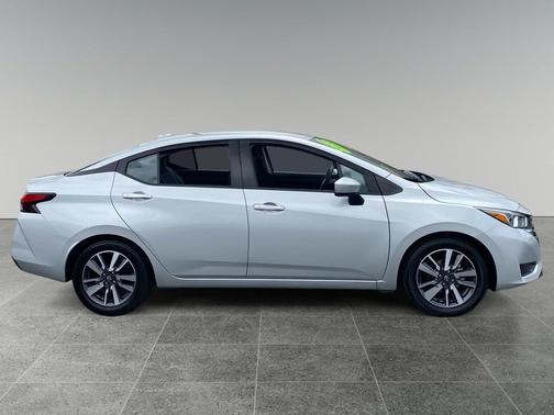Brilliant Silver Metallic 2023 Nissan Versa 1.6 SV