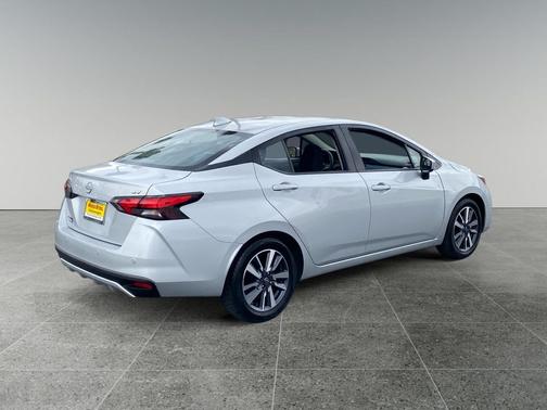 Brilliant Silver Metallic 2023 Nissan Versa 1.6 SV