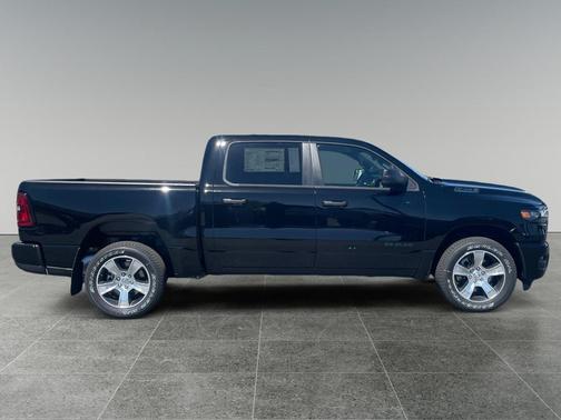 Diamond Black Crystal Pearlcoat 2026 RAM 1500 Express