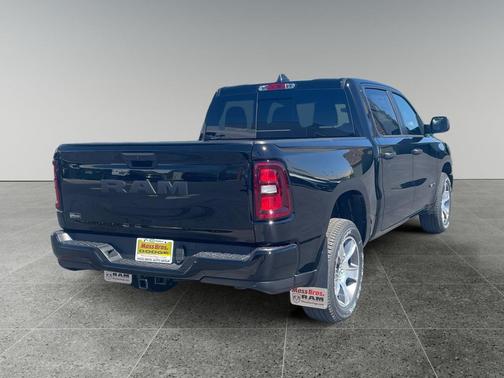 Diamond Black Crystal Pearlcoat 2026 RAM 1500 Express