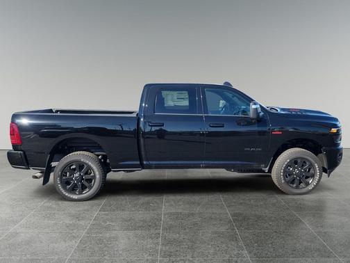 Diamond Black Crystal Pearlcoat 2026 RAM 2500 Laramie Crew Cab 4x4 6'4' Box