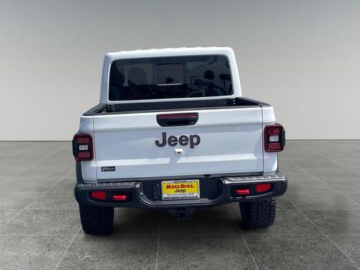 Bright White Clearcoat 2026 Jeep Gladiator Rubicon
