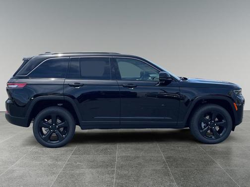 Diamond Black Crystal Pearlcoat 2026 Jeep Grand Cherokee Limited