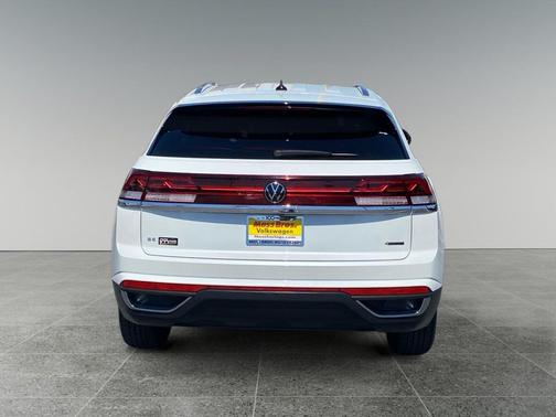 opal white pearl 2026 Volkswagen Atlas Cross Sport 2.0T SE
