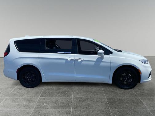 Bright White Clearcoat 2022 Chrysler Pacifica Hybrid Touring L