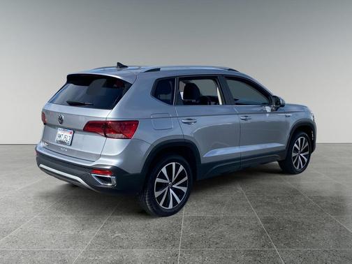 Pyrite Silver 2024 Volkswagen Taos 1.5T SE