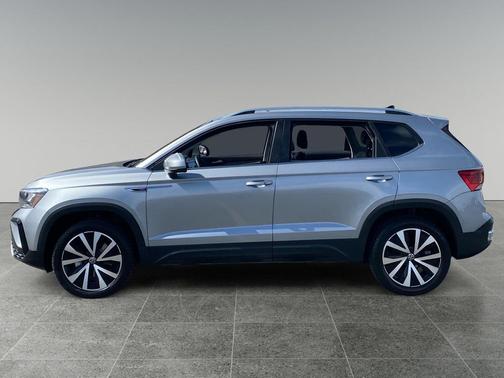 Pyrite Silver 2024 Volkswagen Taos 1.5T SE