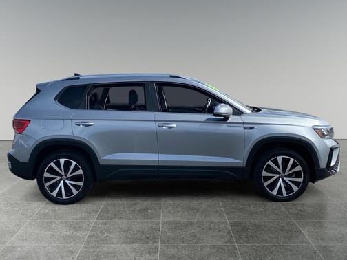 Pyrite Silver 2024 Volkswagen Taos 1.5T SE