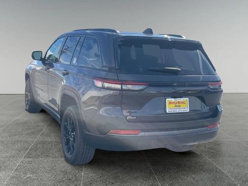 Baltic Gray Metallic Clearcoat 2026 Jeep Grand Cherokee Altitude
