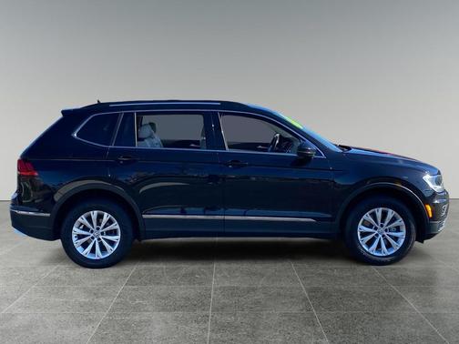 Pearl Metallic 2018 Volkswagen Tiguan 2.0T SE