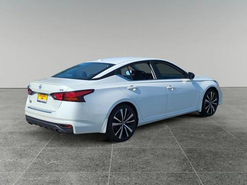2022 Nissan Altima SR FWD
