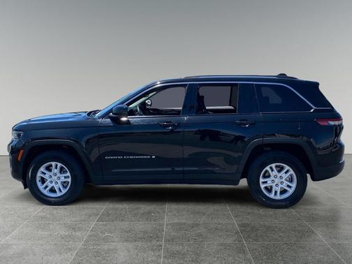 Diamond Black Crystal Pearlcoat 2023 Jeep Grand Cherokee Laredo