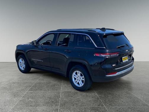 Diamond Black Crystal Pearlcoat 2023 Jeep Grand Cherokee Laredo