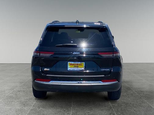 Diamond Black Crystal Pearlcoat 2023 Jeep Grand Cherokee Laredo