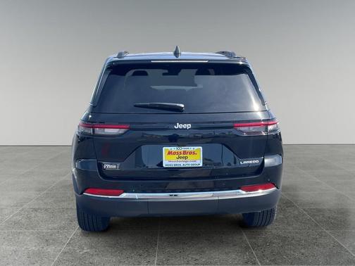 Diamond Black Crystal Pearlcoat 2026 Jeep Grand Cherokee Laredo