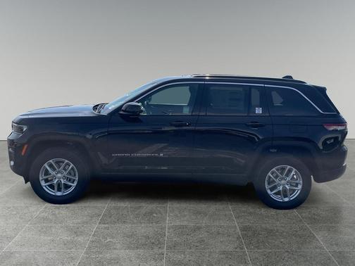 Diamond Black Crystal Pearlcoat 2026 Jeep Grand Cherokee Laredo