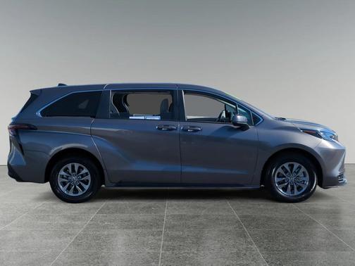 2024 Toyota Sienna LE