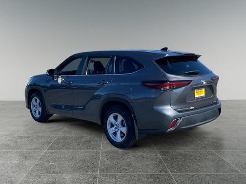 Magnetic Gray Metallic 2024 Toyota Highlander LE