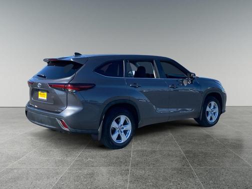 Magnetic Gray Metallic 2024 Toyota Highlander LE