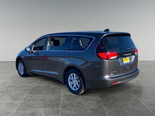 Granite Crystal Metallic Clearcoat 2023 Chrysler Voyager LX
