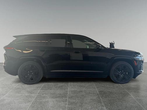 Diamond Black Crystal Pearlcoat 2025 Jeep Wagoneer S Launch Edition