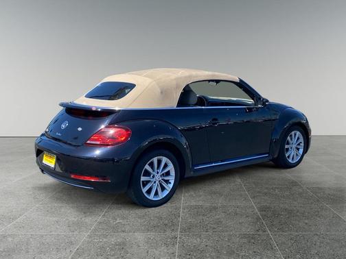 Deep Black Pearl/Beige Roof 2019 Volkswagen Beetle 2.0T SE