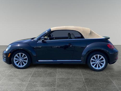 Deep Black Pearl/Beige Roof 2019 Volkswagen Beetle 2.0T SE