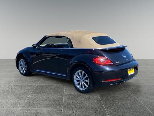 Deep Black Pearl/Beige Roof 2019 Volkswagen Beetle 2.0T SE