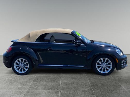 Deep Black Pearl/Beige Roof 2019 Volkswagen Beetle 2.0T SE