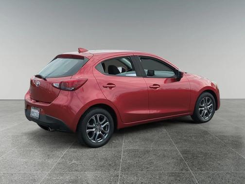 2020 Toyota Yaris Sedan LE