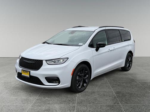 Bright White Clearcoat 2026 Chrysler Pacifica L