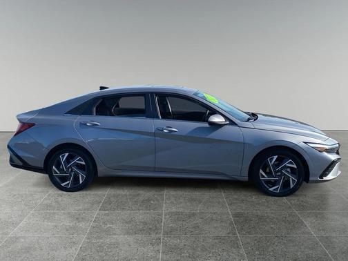 2025 Hyundai ELANTRA SEL