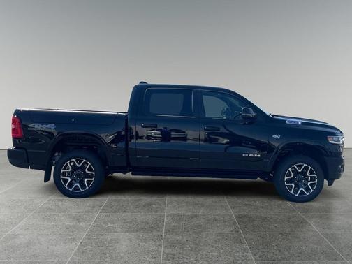 Diamond Black Crystal Pearlcoat 2026 RAM 1500 Laramie