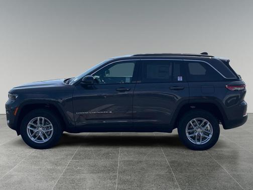 Baltic Gray Metallic Clearcoat 2026 Jeep Grand Cherokee Laredo