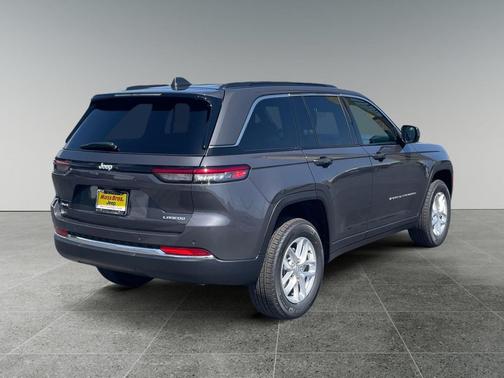 Baltic Gray Metallic Clearcoat 2026 Jeep Grand Cherokee Laredo