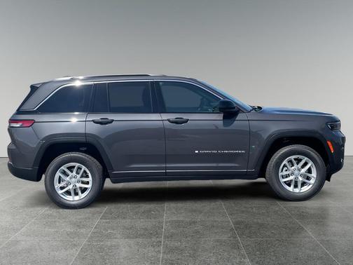 Baltic Gray Metallic Clearcoat 2026 Jeep Grand Cherokee Laredo