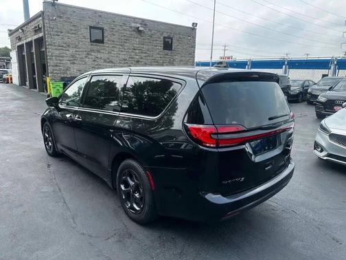 2022 Chrysler Pacifica Hybrid Touring L