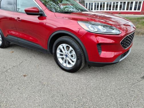 Rapid Red Metallic Tinted Clearcoat 2020 Ford Escape SE