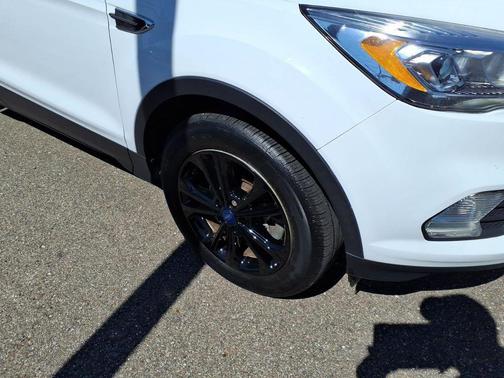Oxford White 2019 Ford Escape SEL