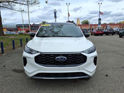 Star White Metallic Tri-Coat 2024 Ford Escape ST-Line
