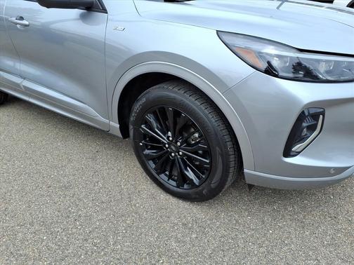 Iconic Silver Metallic 2023 Ford Escape ST-Line Elite