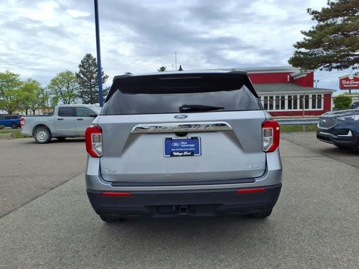 Iconic Silver Metallic 2022 Ford Explorer XLT
