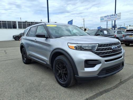 Iconic Silver Metallic 2022 Ford Explorer XLT