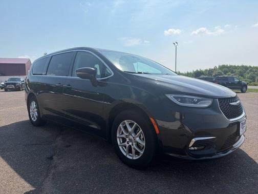 Brilliant Black Crystal Pearlcoat 2023 Chrysler Pacifica Touring-L