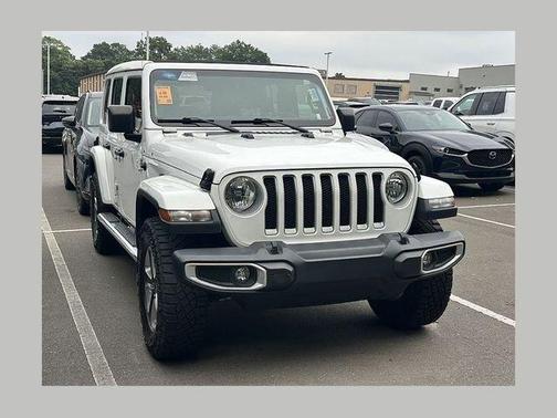 Bright White Clearcoat 2022 Jeep Wrangler Unlimited Sahara